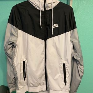 nike wind breaker size large. Fits medium/large.